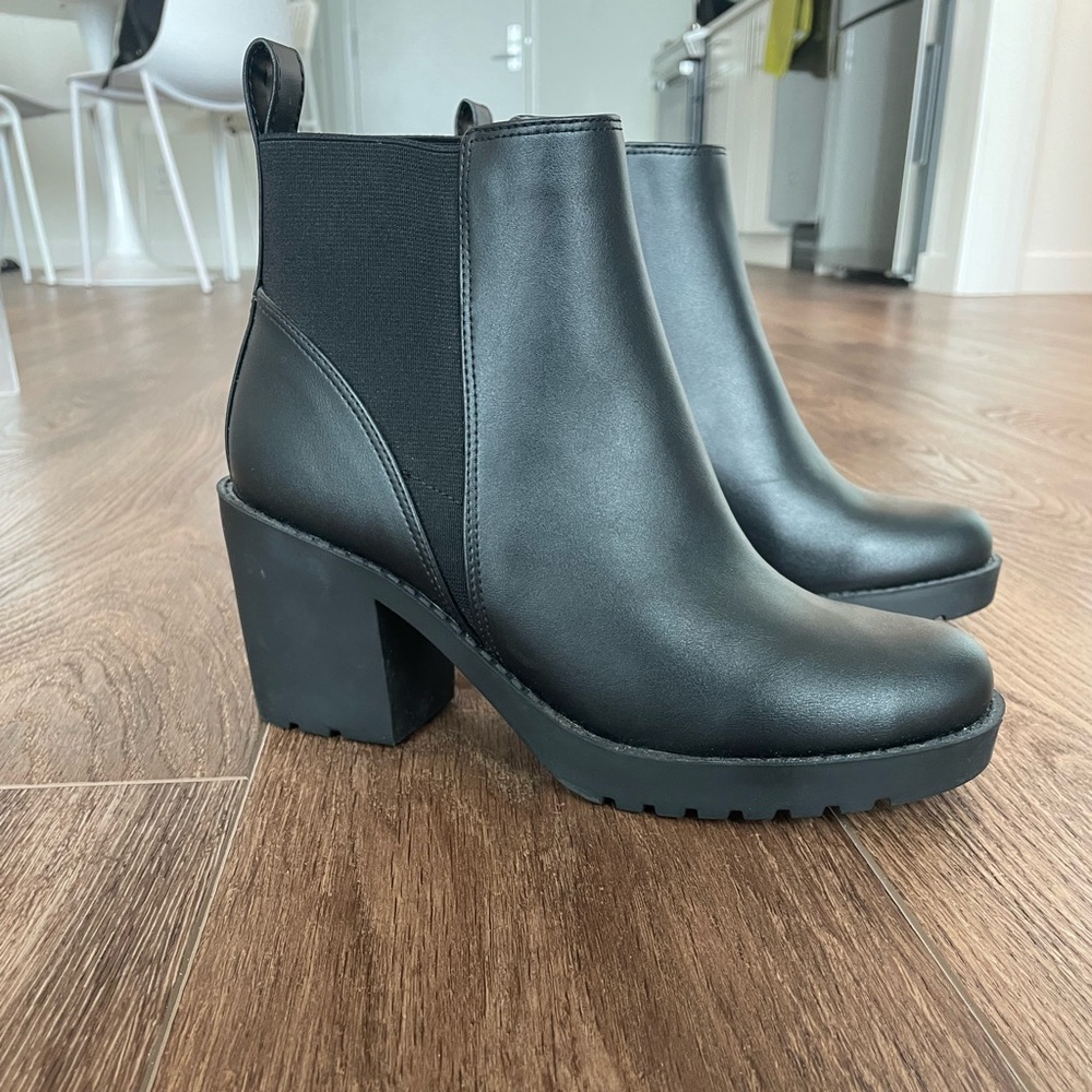 NWOT H&M Chelsea Boots
